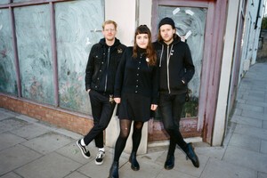 Muncie Girls: "Falling Down"