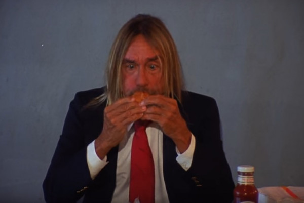 Iggy Pop eats hamburger in Death Valley Girls video
