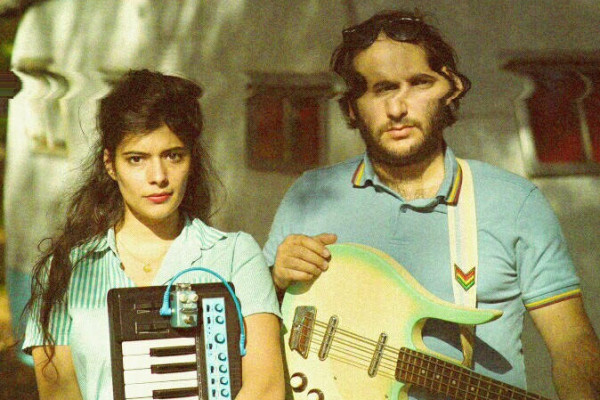 Pearl and the Oysters release "Love Potion" video