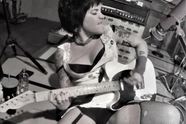 Watch Suzi Moon of Turbulent Hearts and Civet play a live show... RIGHT NOW!