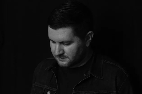 Gregor Barnett releases “Driving Through The Night” video