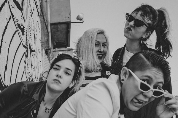 Lucia y los Alfileres: "Pequeños Esqueletos"