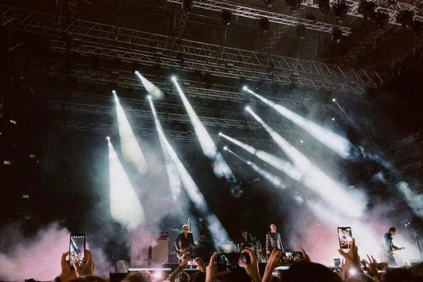 Bauhaus set cut short after mysterious technical problems
