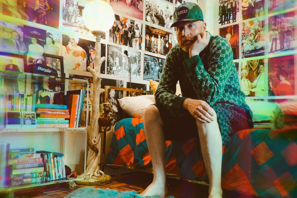 Logan Lynn and Yellow Trash Can: "I Got A Man"