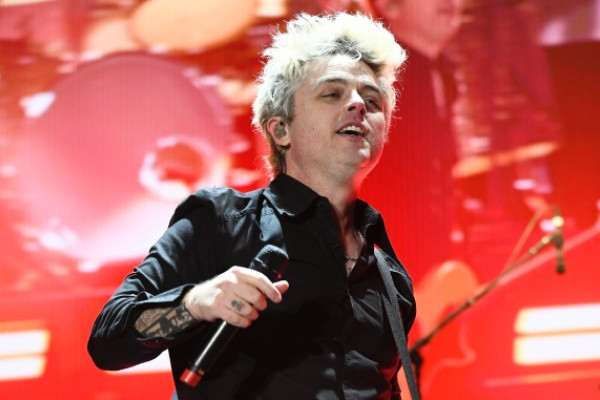 Billie Joe Armstrong joins cover band in pub to sing “Basket Case”