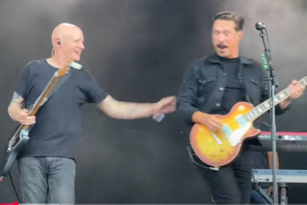 Hanson and Stephen Egerton play Descendents tune at Riot Fest